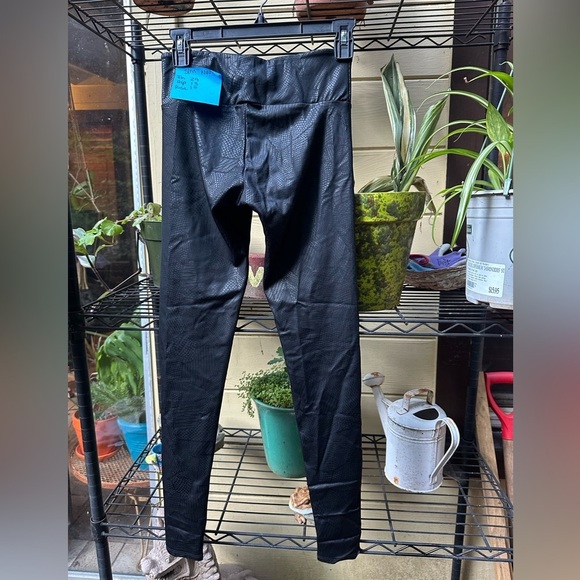 ONZIE Black Mid Waist Leggings ‘209 coco’ Size Small/Medium - Picture 4 of 8